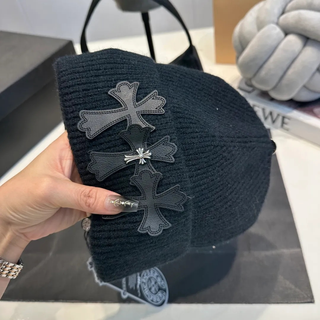 P56 Crow Heart Autumn and Winter Wool Knitted Beanie This must be a favorite of minimalism. It is clean, neat, fashionable and versatile, and will definitely not be picky about your face shape! A fashionable classic that lasts forever! Fashionable black and white can be purchased together